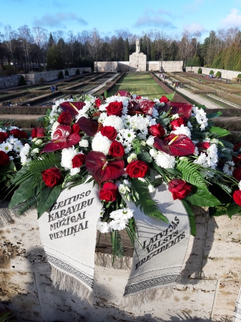 Skats uz Brāļu kapu noslēguma sienu ar Mātes Latvijas tēlu.